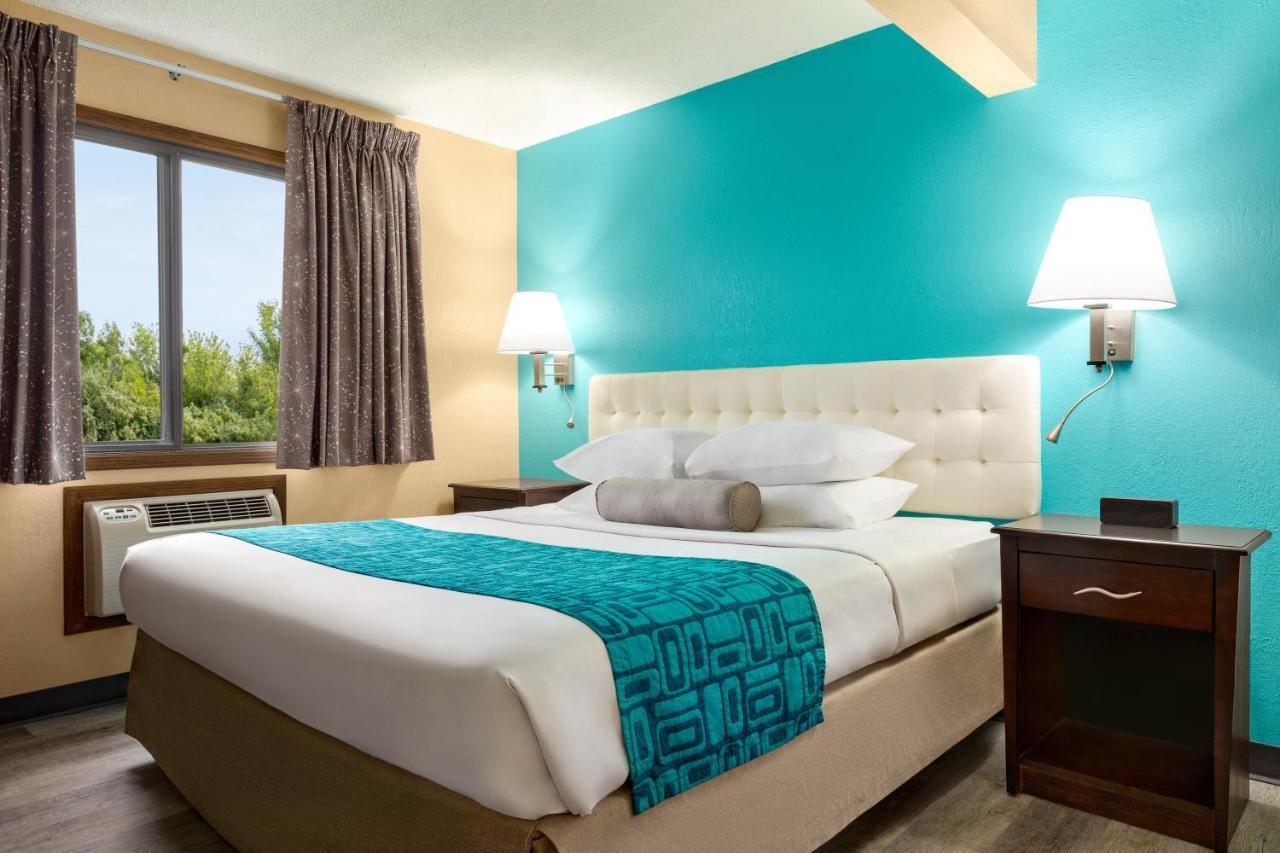 Howard Johnson By Wyndham Waterloo/Cedar Falls Exterior photo