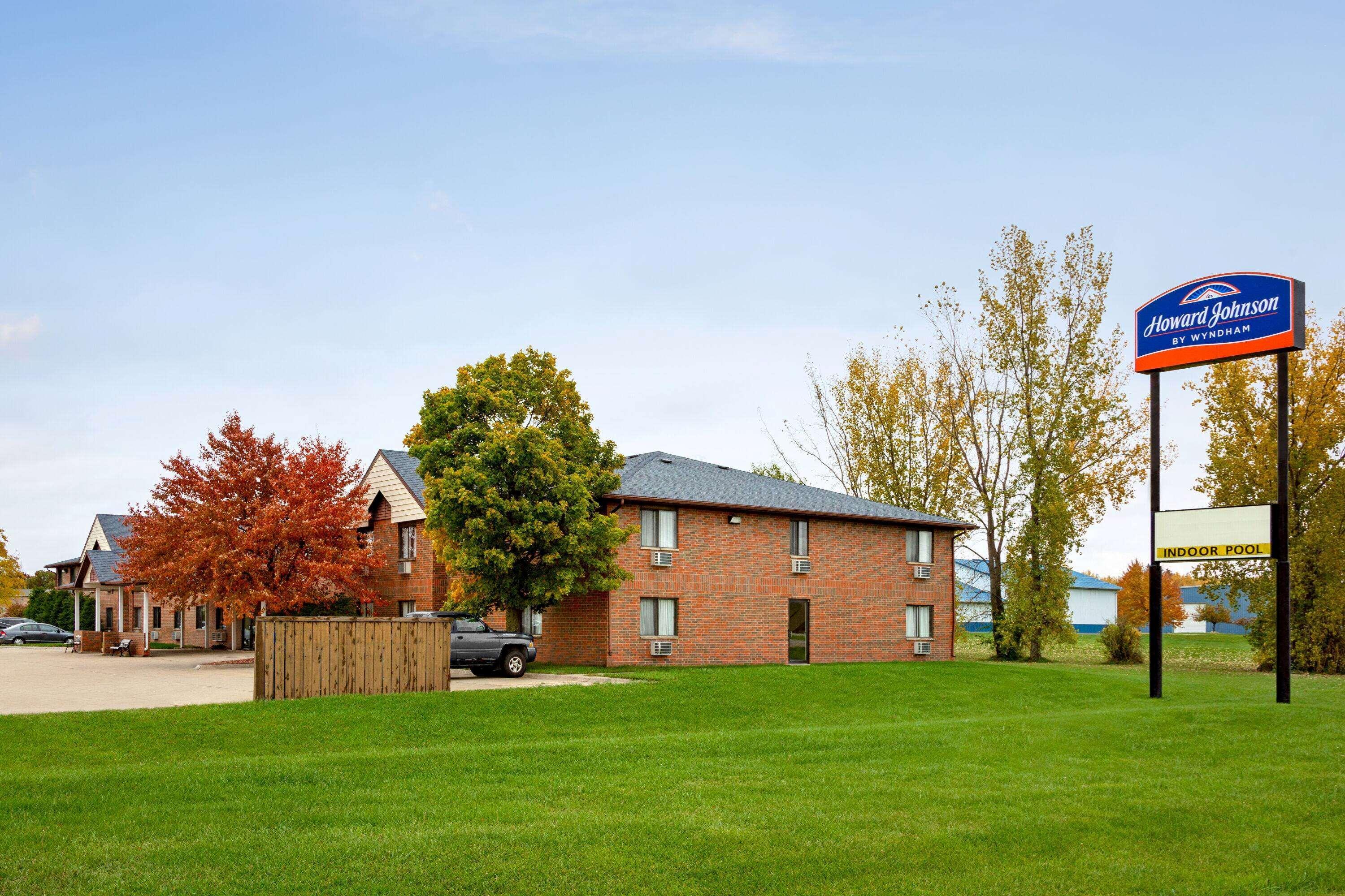 Howard Johnson By Wyndham Waterloo/Cedar Falls Exterior photo