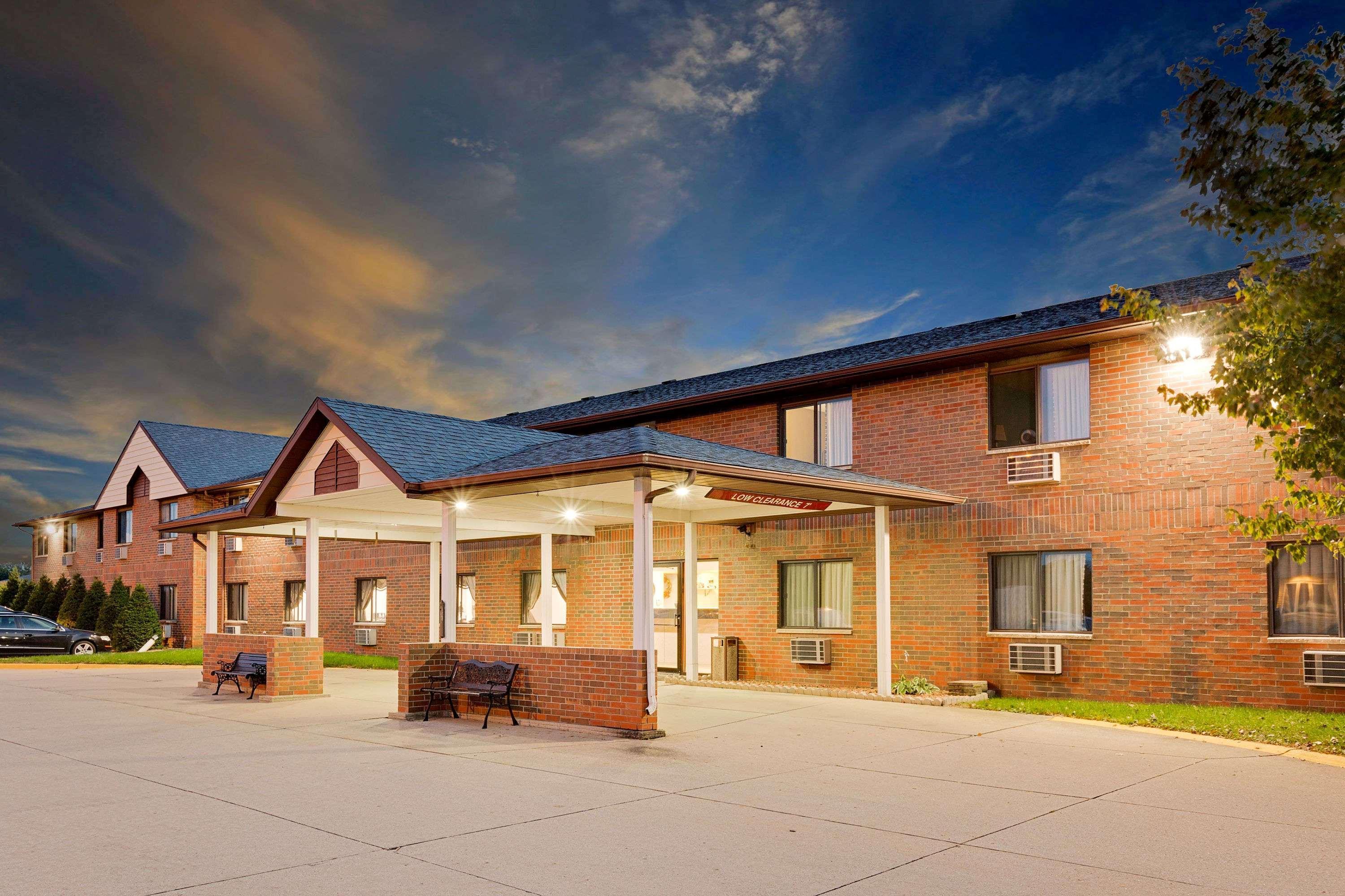Howard Johnson By Wyndham Waterloo/Cedar Falls Exterior photo