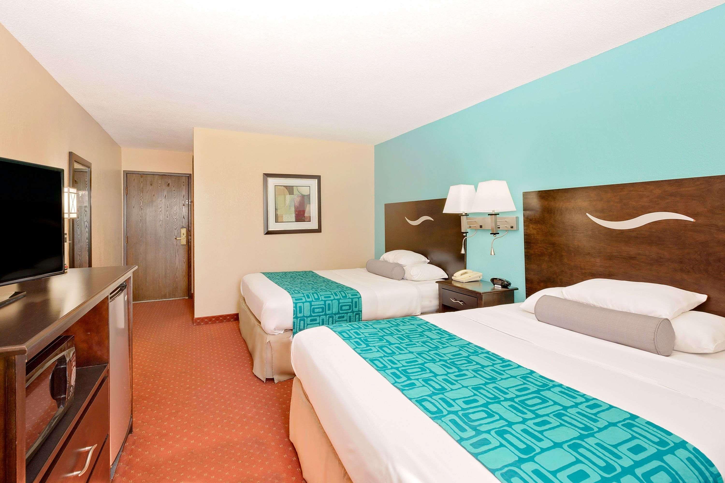 Howard Johnson By Wyndham Waterloo/Cedar Falls Exterior photo