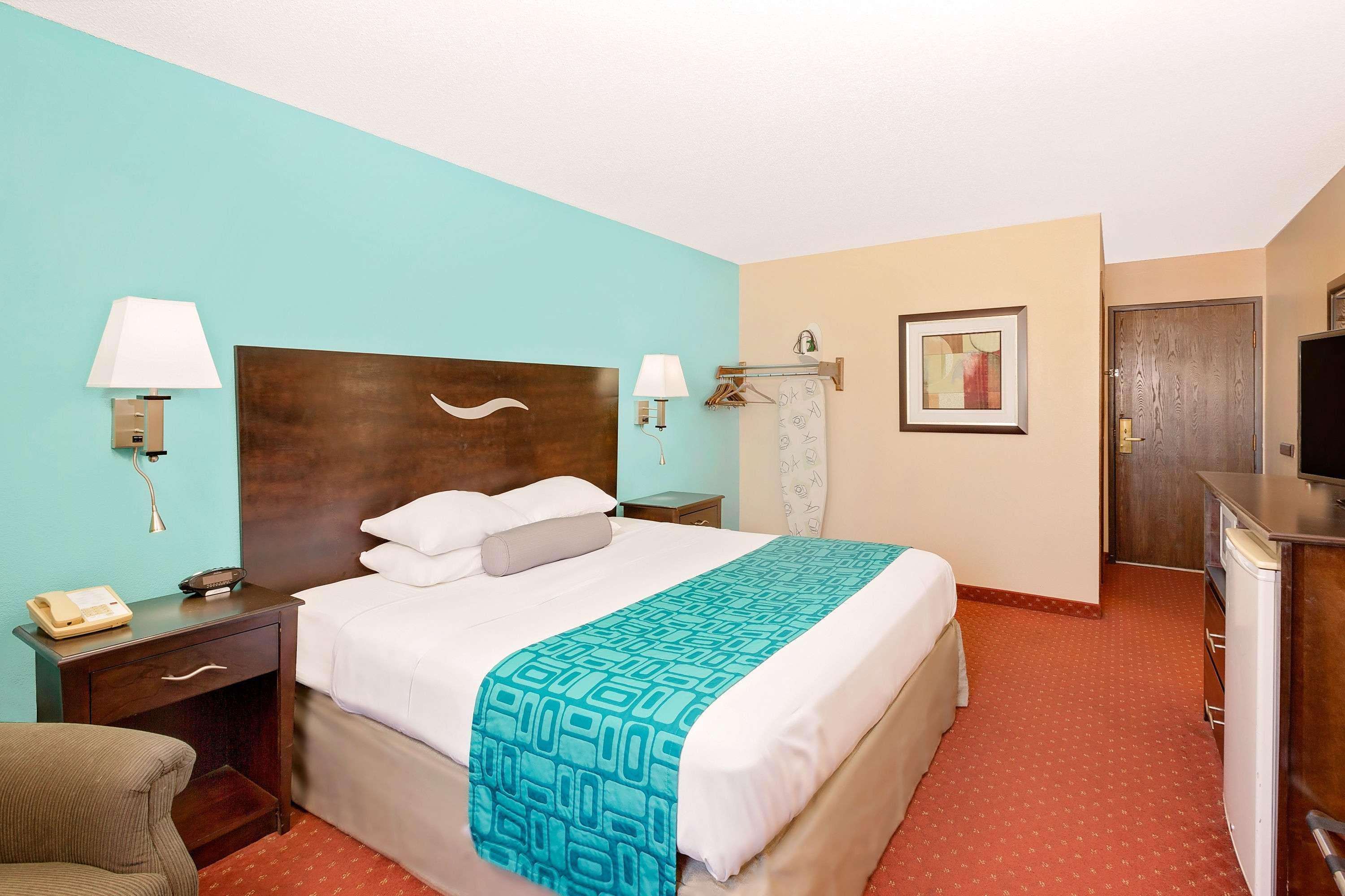Howard Johnson By Wyndham Waterloo/Cedar Falls Exterior photo