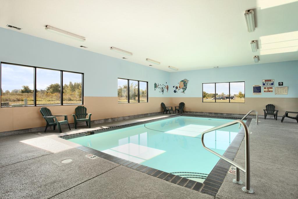 Howard Johnson By Wyndham Waterloo/Cedar Falls Exterior photo