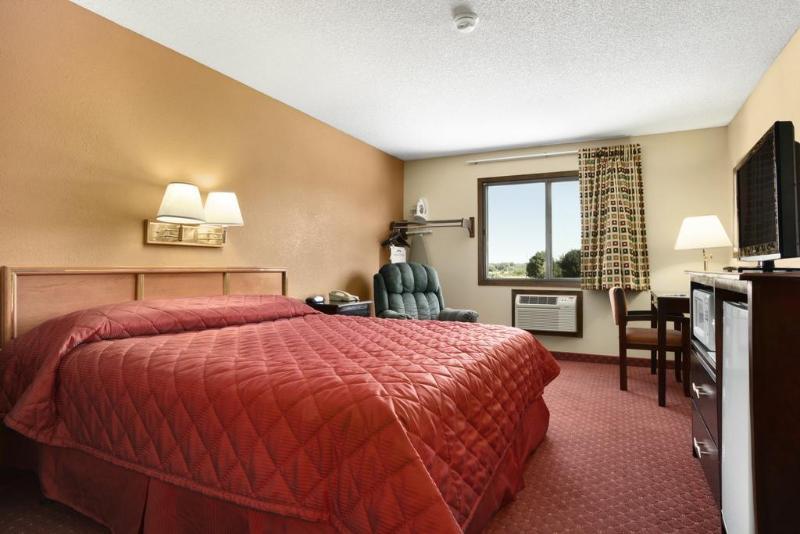 Howard Johnson By Wyndham Waterloo/Cedar Falls Exterior photo